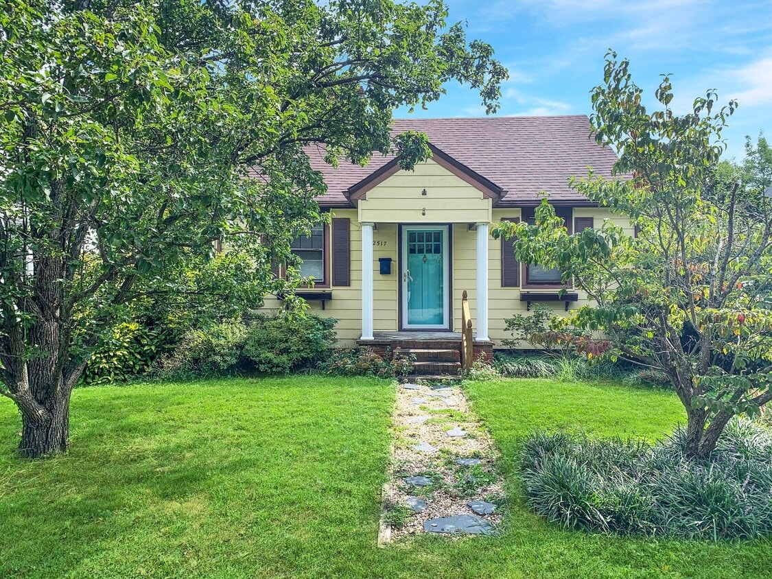 Foto principal - Charming 2 Bed/1 Bath Bungalow in Lakeside!