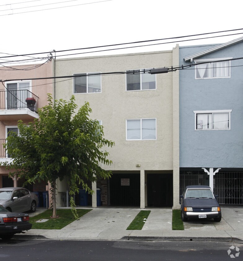 Primary Photo - 631 Sylvan St