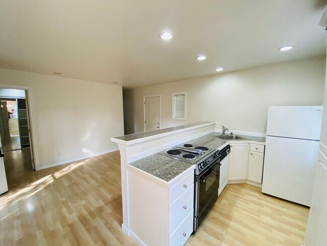 Foto del edificio - One Bedroom Cottage Style Home in Central Everett