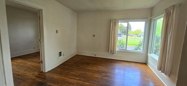 Building Photo - Adorable Two Bedroom Home