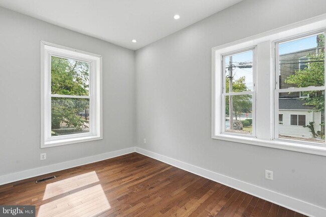 Building Photo - 1618 1st St NE