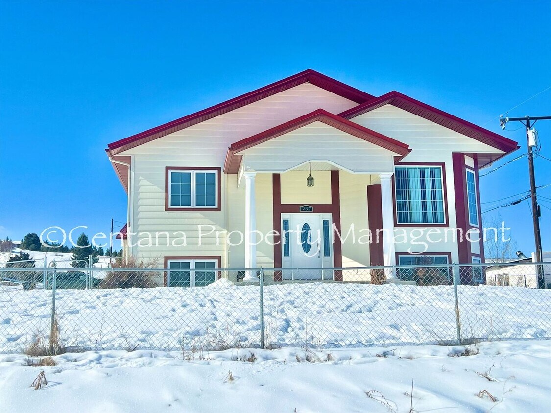 Primary Photo - Beautiful home on the outskirts of town!