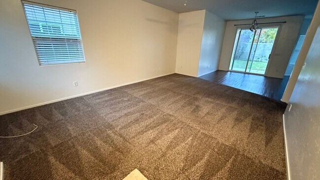 Foto del edificio - 3 Bedroom, 2 Bathroom Home in Desirable Tulare Neighborhood