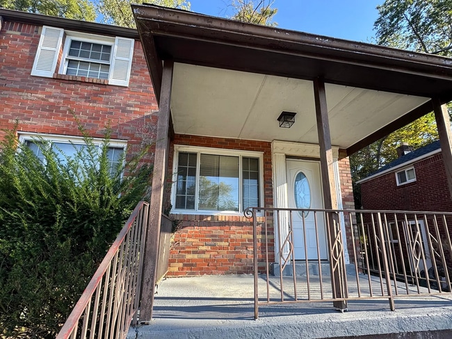 Building Photo - 233 Saylong Dr