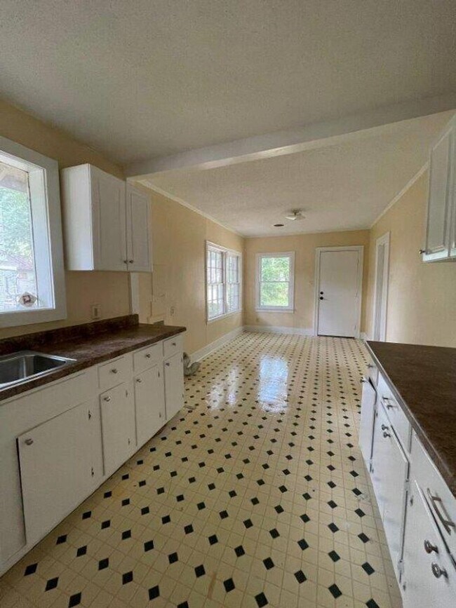 Building Photo - BELOW MARKET RENT!