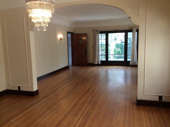 Livingroom - 142 N Sycamore Ave