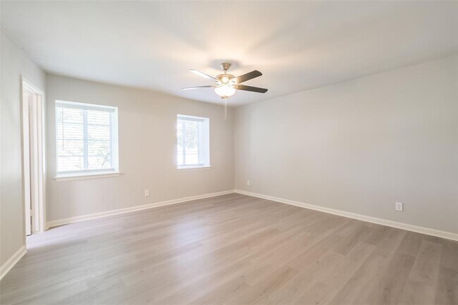 Foto del edificio - 817 S Ripple Creek Dr