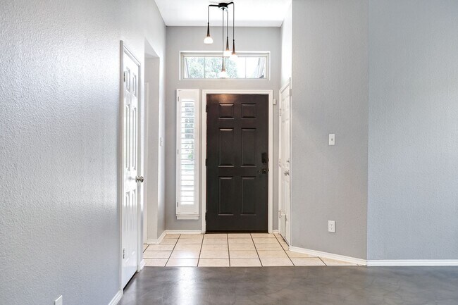 Foto del edificio - Serene Oasis: Stunning Backyard and Prime ...