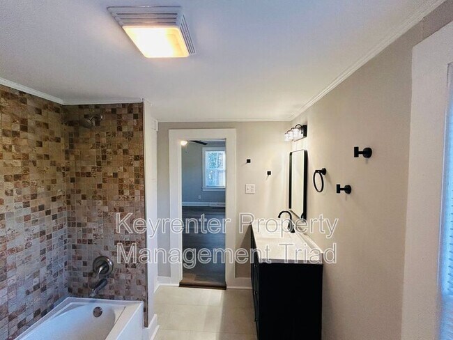 Foto del edificio - 5087 Meadowbrook Dr