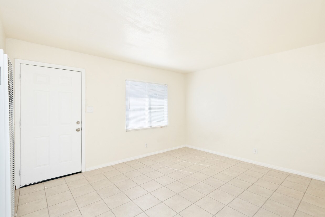 Primary Photo - 15564 Hesperia Rd