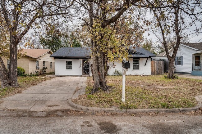 Building Photo - 2110 Aggie Dr