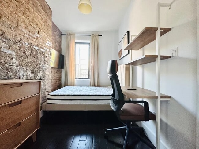 Foto del edificio - Furnished room/NOT APARTMENT