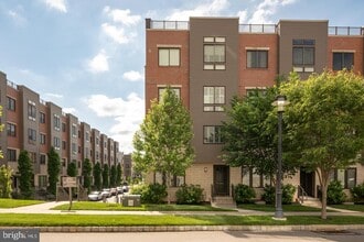 Building Photo - 1001 Lakeview Ct