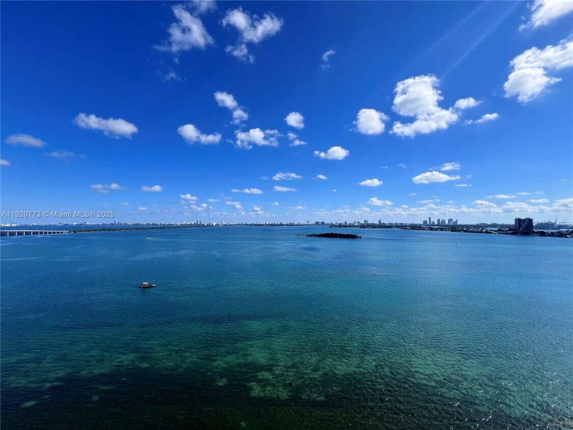 Primary Photo - 700 NE 24th St