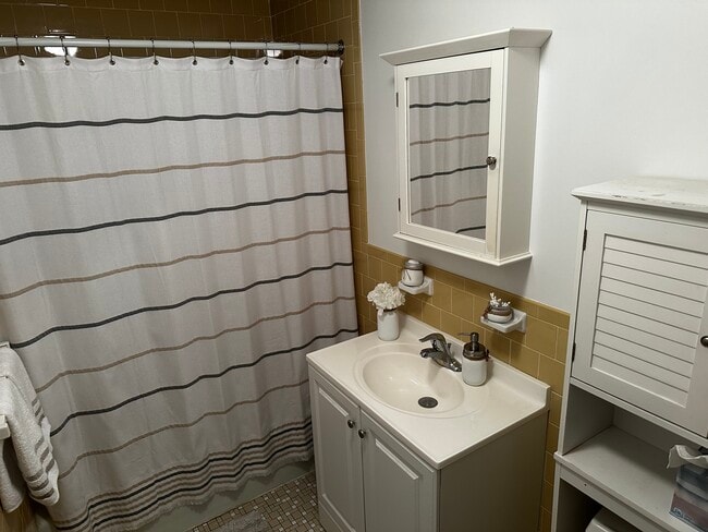 Building Photo - 163 Center St