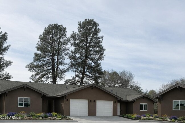 Building Photo - 561 Sally Ln