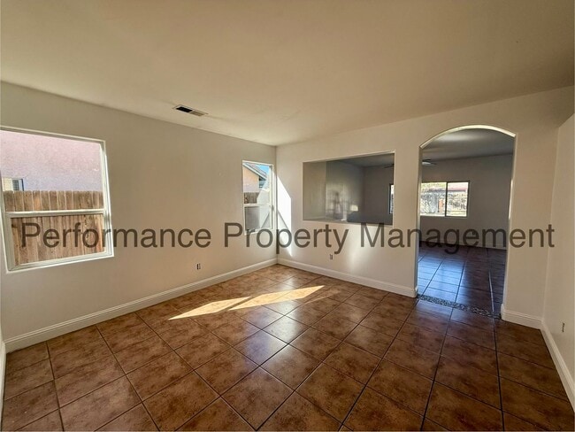 Foto del edificio - 4 Bed/2 Bath + Office in SW Bakersfield w/ RBP, Solar & $0 Deposit Option
