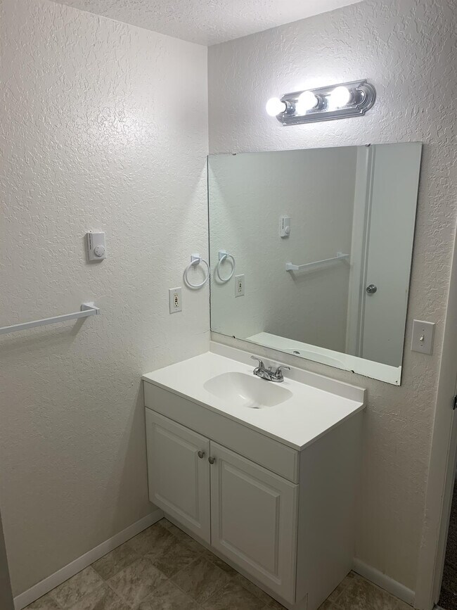Building Photo - 1015 Lupine Pl