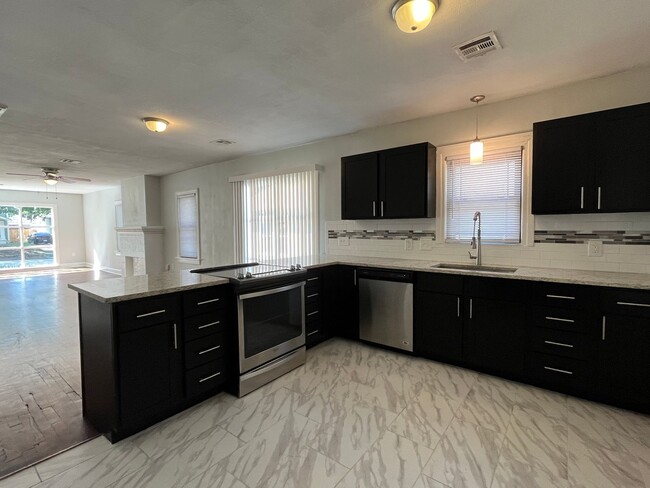 Building Photo - 2 bedroom, 2 full bath House!