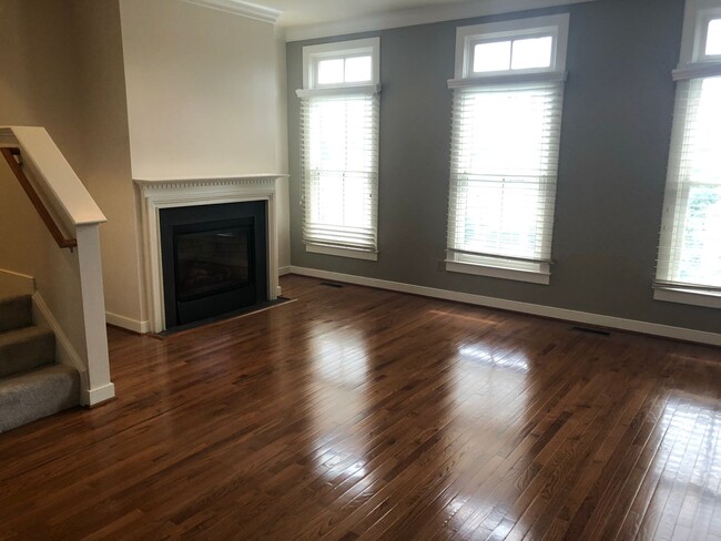 Building Photo - Luxury 4 level Townhome with Garage, Adjac...