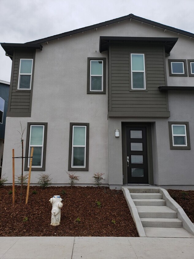 Primary Photo - Beautiful Newer Development home!! In Elk ...