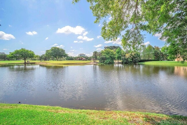 Building Photo - 740 E Coco Plum Cir