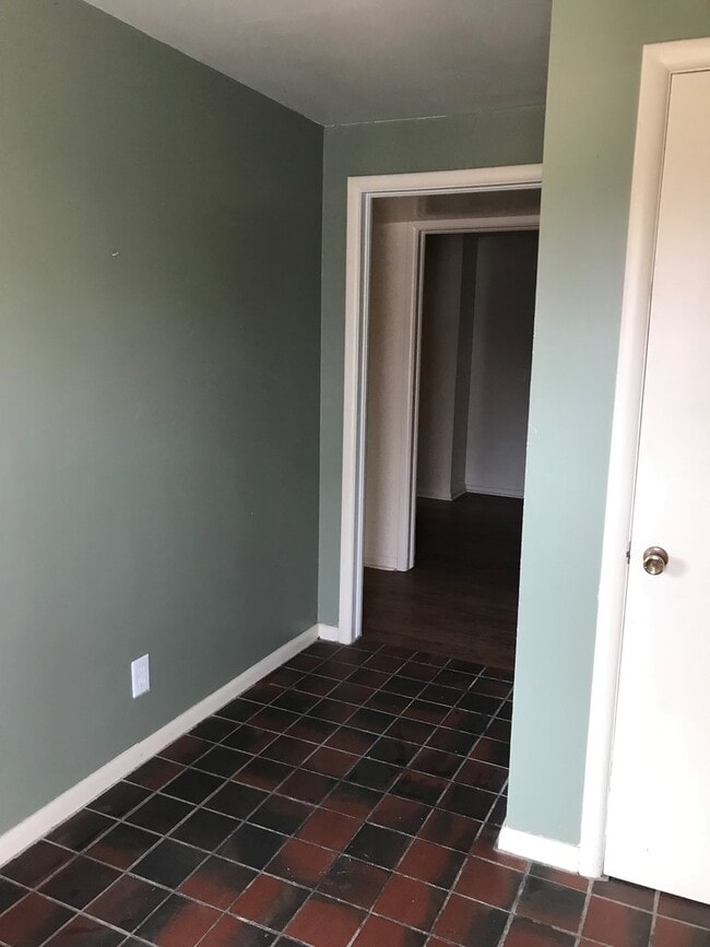 Building Photo - Midtown Hidden Gem With Lots of Space!