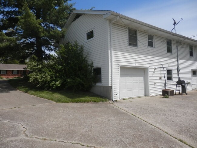 Building Photo - 2708-2710 Braemore Rd