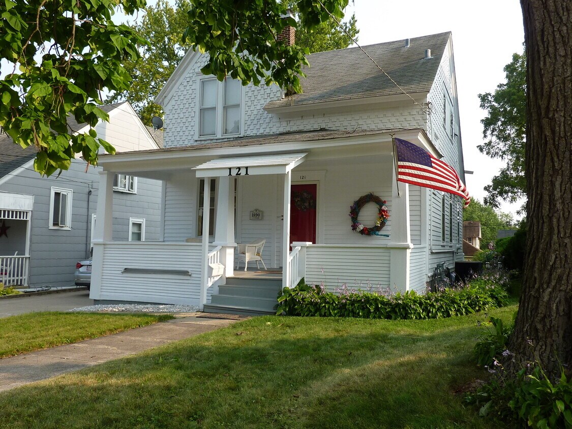 121 Oak St Unit 2, Elgin, IL 60123 Room for Rent in Elgin, IL