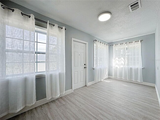Foto del edificio - 1600 Roosevelt Ave
