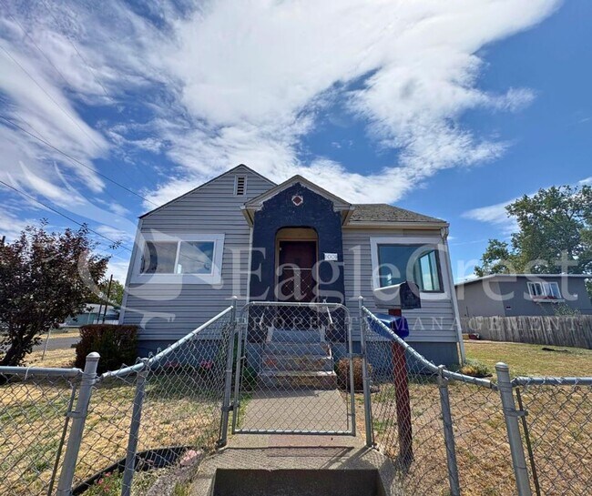 Foto del edificio - Charming 2-Bedroom Home with Modern Finishes & Fenced Yard