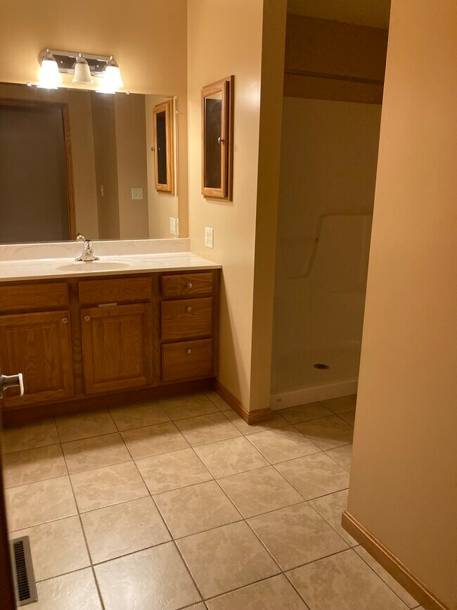 Main bath - 1417 24th St