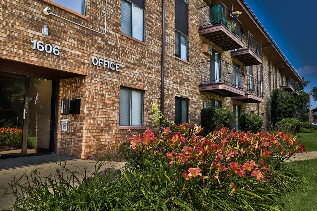 Hillside Village Apartments - 1606 Swartz Dr Waukesha, WI