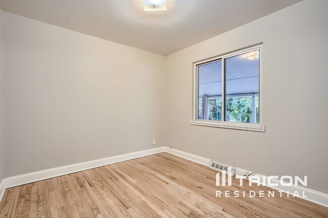 Building Photo - 1265 S Fenton St
