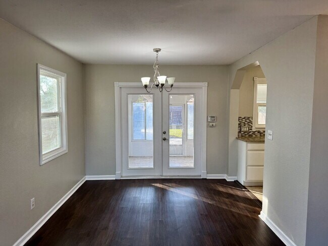 Foto del edificio - FRESHLY PAINTED 4 bedroom home in Lynn Haven!