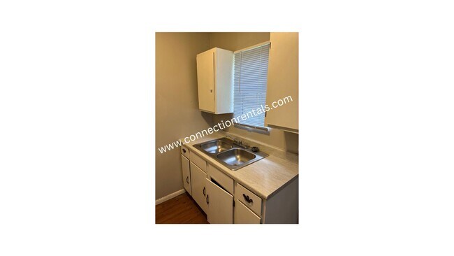 Building Photo - 2 Bed  1 Bath Duplex