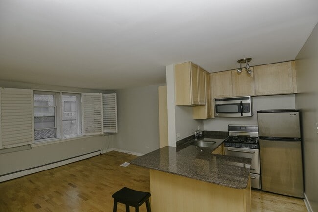 Building Photo - 630 W Wrightwood Ave