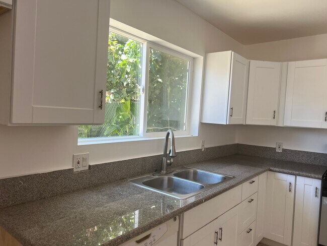 Foto del edificio - 7334 Enfield Ave