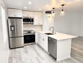 Building Photo - 58 Normandy B
