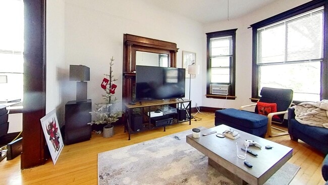 Foto del edificio - Top Floor Wrigleyville Two Bed Includes Heat