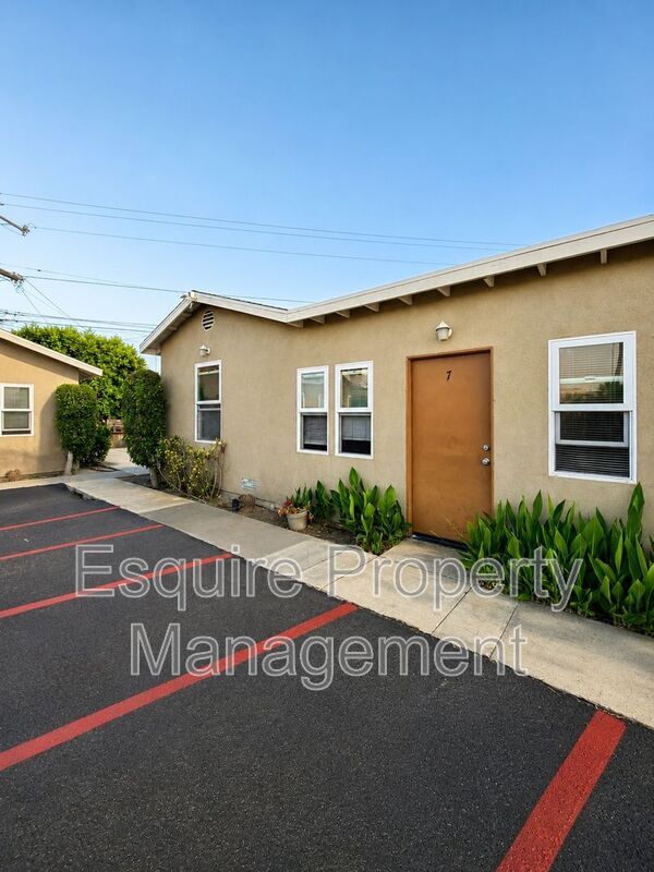 Building Photo - 1263 S Oxnard Blvd