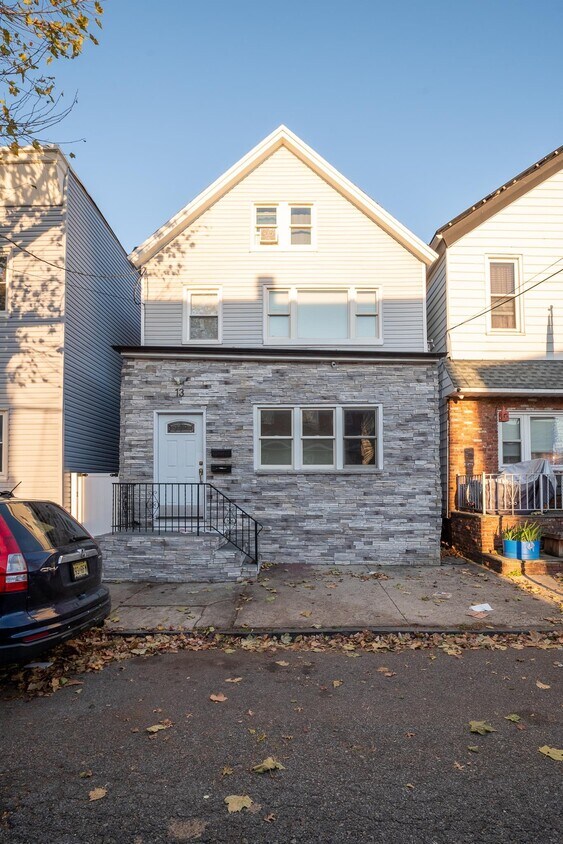 Primary Photo - 13 Meadow St