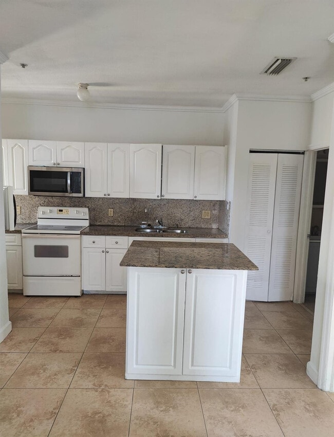 Building Photo - 629 SW 2nd St