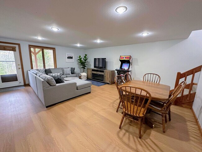 Building Photo - 499 Hannah Loop