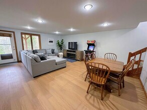 Building Photo - 499 Hannah Loop
