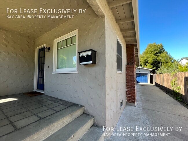 Foto del edificio - Charming 2BR/1BA SFH with detached garage ...