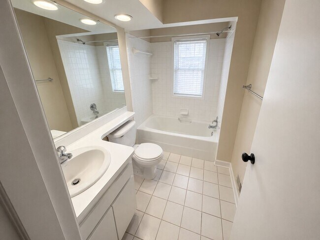 Foto del edificio - Beautiful 2-bedroom townhouse in Flint