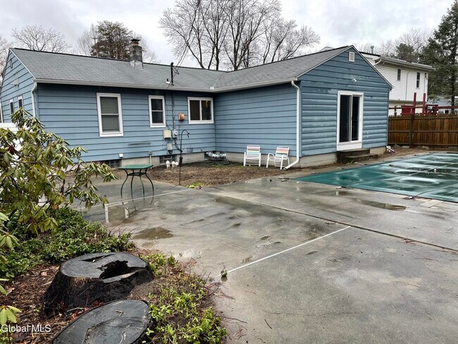 Foto del edificio - 13 Richards Dr