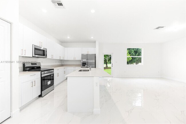 Building Photo - 2209 SE 30th St