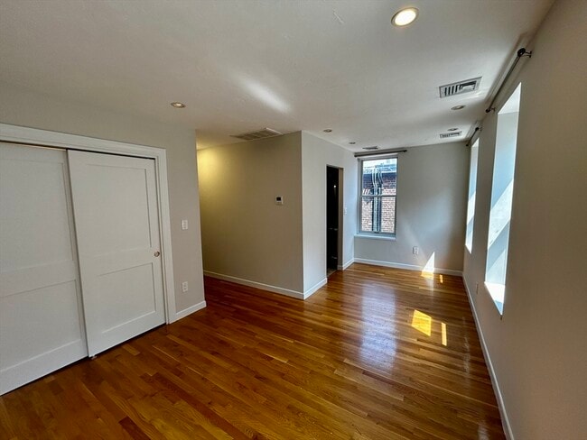 Building Photo - 5 Grove St